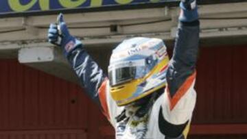 Fernando Alonso celebra el segundo peusto conseguido en Montmeló
