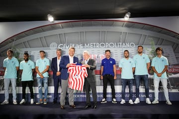 Enrique Cerezo con el presidente de Cívitas, Alejandro Ayala. 