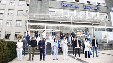 La Real Sociedad lleva la copa al Hospital Donostiarra