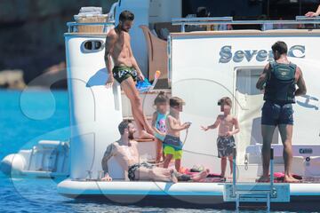 Messi, Luis Suárez y Cesc en sus vacaciones familiares en Ibiza.
 