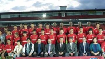 <b>EL ÚLTIMO ACUERDO. </b>Gil Marín posa con el equipo tailandés del Muangthong United, con el que firmó el convenio el pasado mes de octubre.