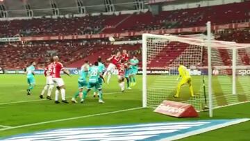 El delantero peruano marcó para el equipo de Porto Alegre, aunque el gol no sirvió de nada. El equipo cayó con otra mala actuación en casa frete a Goiás.