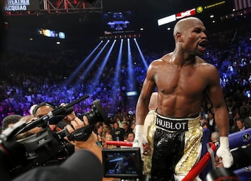 Floyd Mayweather se hace llamarMoney, con eso queda claro lo que ms le gusta. Ha ganado miles de millones de dlares dentro de un ring y se ha hecho famoso fuera por el opulento estilo de vida que lleva. Es habitual verle con ingentes cantidades de dinero en las redes sociales y luciendo sus caprichos. Le gusta apostar, tiene una amplia coleccin de zapatillas (supera las 1.000) y de relojes. Adems, es el due?o de un club de striptease en Las Vegas. 