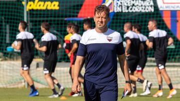 03/06/2019 EXTREMADURA UD ENTRENAMIENTO DEL EQUIPO EN LA CIUDAD DEPORTIVA DEL CADIZ EL TECNICO MANUEL MOSQUERA