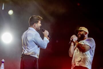 Carín León y Pablo Alborán, durante una actuación en el WiZink Center.