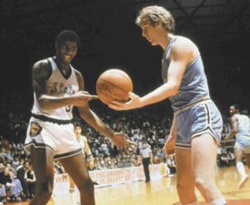 Una de las fotos míticas de la NCAA. Magic Johnson y Larry Bird, en el inicio de una de las rivalidades más grandes de la historia del baloncesto.