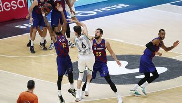 Corey Higgins le roba el balón a López-Arostegui.