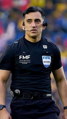 El Chivas vs Pumas manchado por polémica arbitral