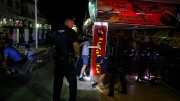 Imagen de la Policía Local de Mallorca deteniendo a varios jóvenes que estaban provocando altercados en Magaluf.