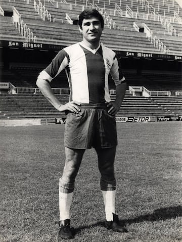 Jugó con el Espanyol la temporada 1970-71.