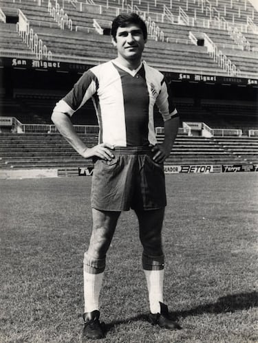 Ele jogou com Aspaniol durante a temporada de 1970-71.