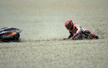 Caída de Marc Márquez en los entrenamientos de Jerez.