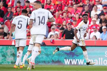 Un gol afortunado de Tchouameni dio el triunfo a un Madrid dormido en la primera mitad y ambicioso en la segunda. Vinicius alborotó el partido. Los blancos mantuvieron la ventaja de ocho puntos sobre el Barça. 