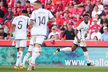 Un gol afortunado de Tchouameni dio el triunfo a un Madrid dormido en la primera mitad y ambicioso en la segunda. Vinicius alborotó el partido. Los blancos mantuvieron la ventaja de ocho puntos sobre el Barça. 