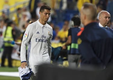 Zidane substitutes Cristiano Ronaldo...