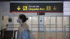 Una persona con mascarilla pasa junto a la entrada de la sala de llegadas 1 de la Terminal 1 del Aeropuerto de Barajas, en Madrid (Espa&ntilde;a) a 4 de julio de 2020.