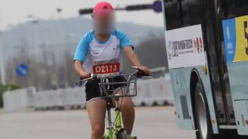 Imagen de la participante del marat&oacute;n de Xuzhou a la que cazaron montando en bicicleta.