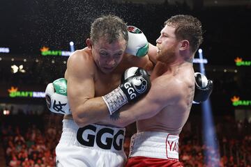 El boxeador mexicano, Canelo ?lvarez, se llev¨® la victoria por decisi¨®n un¨¢nime despu¨¦s de arrollar a Gennady Golovkin durante todo el encuentro.