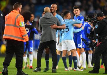 Vincent Kompany fue el héroe de la jornada para el Manchester City, ya que su golazo al ángulo ante Leicester le permite al equipo de Pep Guardiola llegar a la última fecha como líder de la Premier League con un punto más que el Liverpool.