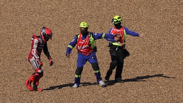 Marc Márquez abandona la pista tras su pinchazo en el GP de Tailandia.