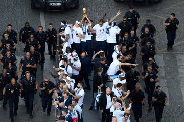 La selección francesa ha llegado al aeropuerto Roissy-Charles de Gaulle rodeado de una gran espectación. Después se han subido al clásico autobús para recorrer las calles de París y celebrar la segunda estrella con los aficionados.