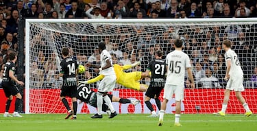 1-0. Falta indirecta que toca Vinicius a Federico Valverde, el uruguayo lanza un misil con la derecha y despeja como puede Matías Dituro. Tras varios rechaces en el área ilicitana, el balón le cae a Antonio Rüdiger que remata según le llega para anotar el primer tanto.