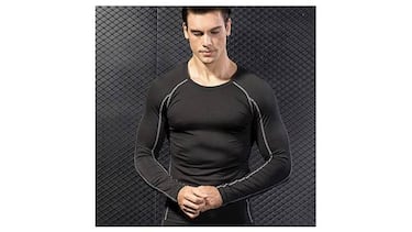 Esta camiseta fitness compresora de varios colores tiene más de 4.000 valoraciones en Amazon
