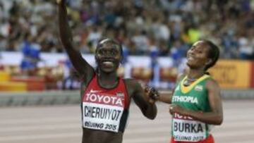 La keniana Vivian Cheruiyot celebra su triunfo en los 10.000 metros ante la et&iacute;ope Gelete Burka. 
