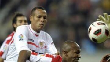 <b>EL DUELO DEL PARTIDO. </b>Luis Fabiano y Gregory, en plena pugna mientras el guardameta Juan Pablo se hace con el balón.
