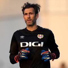 Diego López vuelve de su lesión para reabrir la pelea por ser titular