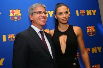 El vicepresidente del Barcelona, Jordi Mestre, con Adriana Lima.