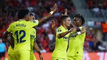 Soccer Football - Europa Conference League - Group C - Hapoel Be'er Sheva v Villarreal - Turner Stadium, Beersheba, Israel - September 15, 2022 Villarreal's Yeremi Pino and teammates celebrate their first goal scored by Jose Luis Morales REUTERS/Ronen Zvulun
