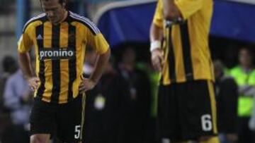 <b>TRISTEZA. </b>Lanzaro y Meira se lamentan tras uno de los goles del Barcelona.