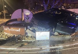 Conducían a 151 km/h, se fugaron y chocaron con una rotonda: lo peor fue quién era el conductor y sus acompañantes