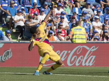 Dispara Carles Pérez raso desde la frontal, pero falla en la parada David Soria y deja el balón muerto dentro del área. Junior Firpo, que entraba desde la izquierda, se queda solo en el rechace y marca a placer.