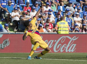 Dispara Carles Pérez raso desde la frontal, pero falla en la parada David Soria y deja el balón muerto dentro del área. Junior Firpo, que entraba desde la izquierda, se queda solo en el rechace y marca a placer. 