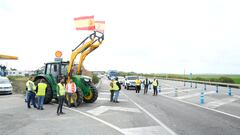 Agricultores andaluces continúan las protestas en la carretera A-4, a 10 de febrero de 2024 en El Cuerv (Cádiz, Andalucía, España).
Varias carreteras de la provincia de Cádiz han registrado retenciones y circulación irregular debido a la presencia de tractores con los que los agricultores han salido este sábado para volver a protestar, sin comunicación previa y sin autorización, contra las políticas de sostenibilidad de la Unión Europea por su impacto en su actividad y en demanda de apoyo ante aspectos como la sequía o el alza de los costes de producción.
10 FEBRERO 2024
Joaquin Corchero / Europa Press
10/02/2024