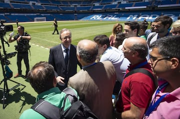 Andriy Lunin was presented at the Santiago Bernabéu by Florentino Pérez and accompanied by his family.