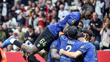 Los jugadores del Niza celebran el segundo gol de los ocho anotados al Saint-Étienne. (Photo by Christophe SIMON / AFP)