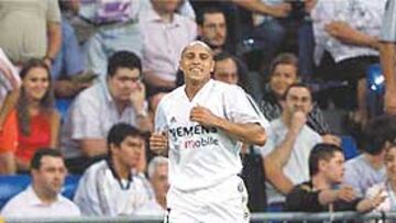 <b>NOCHE DE LOBOS</B>. La afición del Real Madrid sabía lo que había en juego y no dudó en trasladar a sus jugadores su desencanto durante el primer tiempo ante Osasuna. Pero después se volcó y festejó el triunfo del líder.