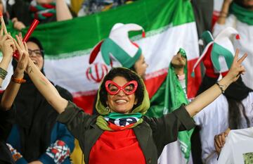 Seguidoras iraníes animan a la Selección de su país en el Estadio Azazi en Teherán. Irán venció 14-0 a Camboya en la fase de grupos de clasificación para el Mundial de 2022.