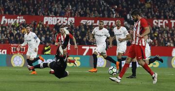 0-3. Sergio Rico hizo penalti a Diego Costa. 0-3. Griezmann marcó desde los 11 metros el tercer gol.