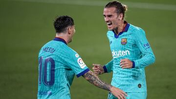Messi y Griezmann se abrazan en el partido del Barça en Villarreal.