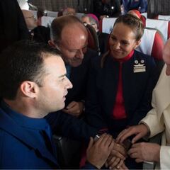 “Soy el Papa, puedo casar a quién quiera dónde quiera”: el día que Francisco casó a una pareja de chilenos en un avión