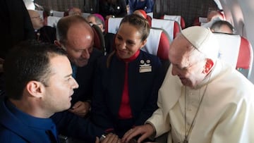 “Soy el Papa, puedo casar a quién quiera dónde quiera”: el día que Francisco casó a una pareja de chilenos en un avión