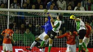 <b>EL EMPATE FINAL. </b>Bernardo ganó la posición por alto y logró el 2-2 con este remate de cabeza.