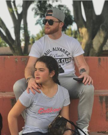 Sin embargo, esta no es su única hija, pues el púgil azteca también cuenta con tres hijos más, todos de diferentes mamás. La mayor, Emily Cinnamon Álvarez, seguida de Mía Ener Álvarez y el menor, Saúl Adiel Álvarez.