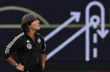 Curiosa imagen del seleccionador alemán, Joachim Loew, durante un entrenamiento de la selección germana en Hamburgo. 
 