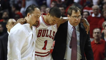 Chicago Bulls&#039; Derrick Rose (C) is helped off the court after getting hurt during the second half of their NBA Eastern Conference quarter-final playoff basketball game against the Philadelphia 76ers in Chicago April 28, 2012.    REUTERS/Jim Young (UN