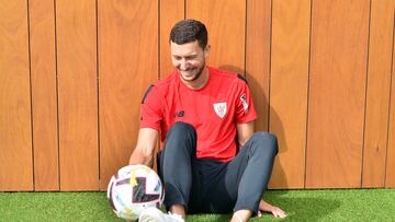 De Marcos juguetea con un balón en las instalaciones de Lezama.